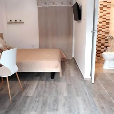Fully Renovated Small & Cosy *