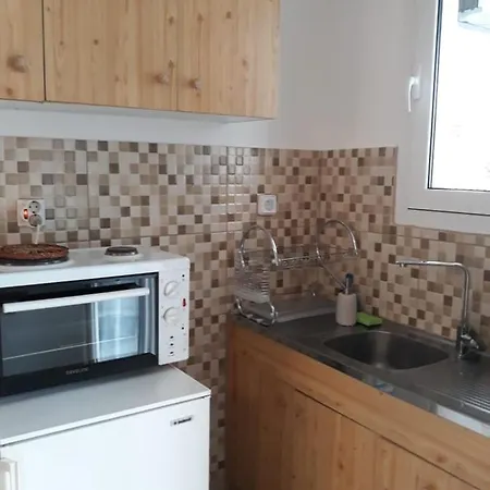 Fully Renovated Small & Cosy