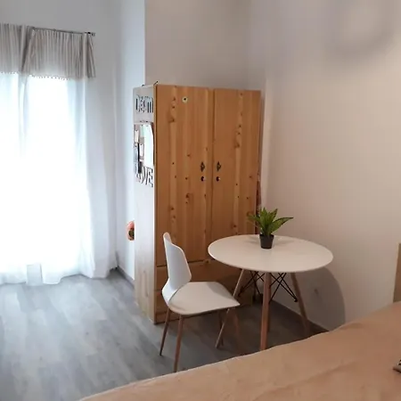 Fully Renovated Small & Cosy